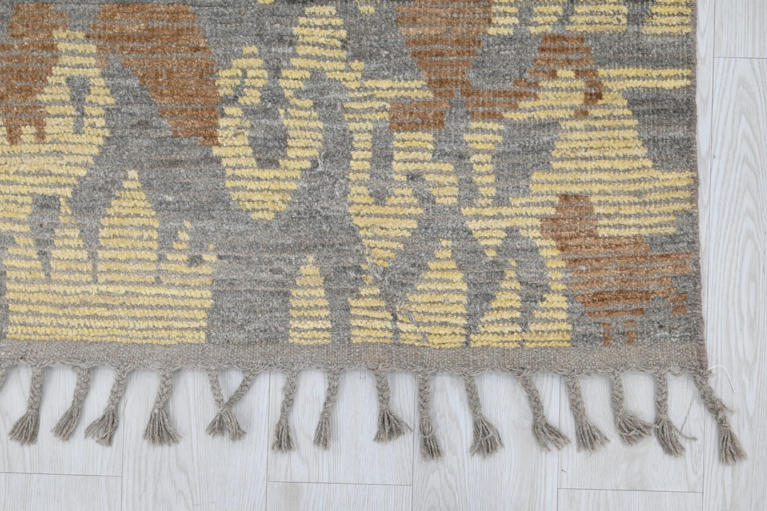 gray Accent rug 2' 7" x 6' 5"