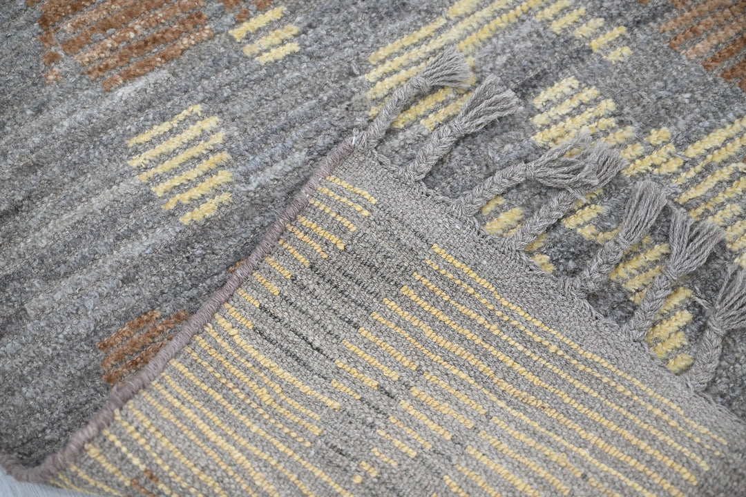 gray Accent rug 2' 7" x 6' 5"