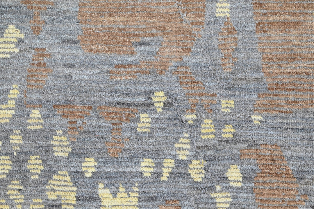 gray Accent rug 2' 7" x 6' 5"