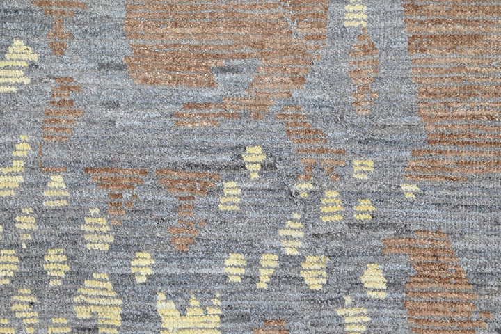 gray Accent rug 2' 7" x 6' 5"