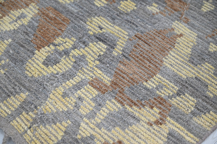 gray Accent rug 2' 7" x 6' 5"