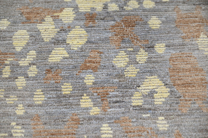 gray Accent rug 2' 7" x 6' 5"