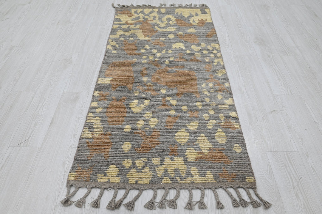gray Accent rug 2' 7" x 6' 5"