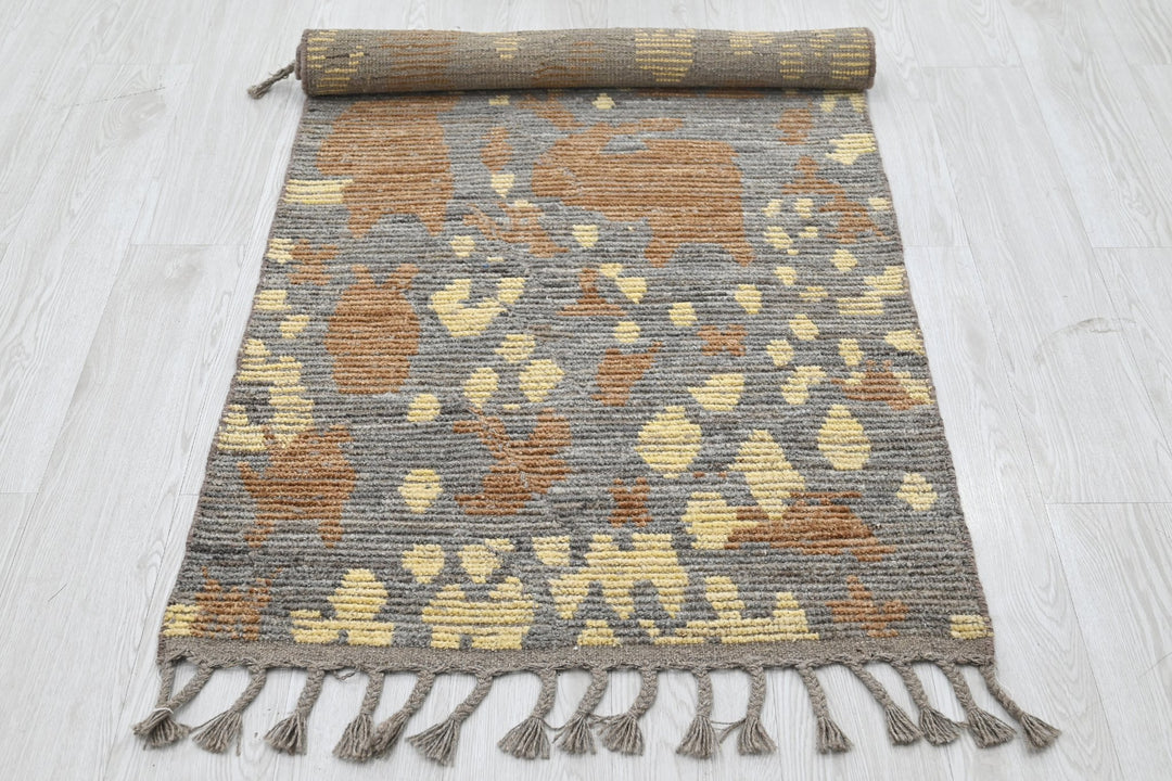 gray Accent rug 2' 7" x 6' 5"