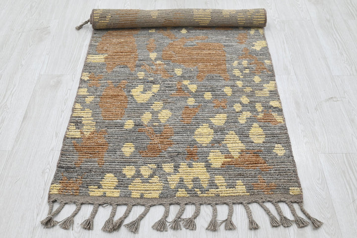 gray Accent rug 2' 7" x 6' 5"