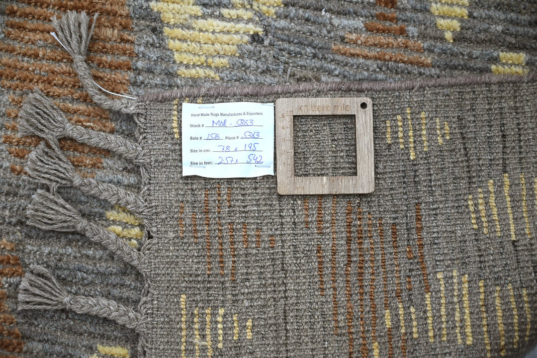 gray Accent rug 2' 7" x 6' 5"
