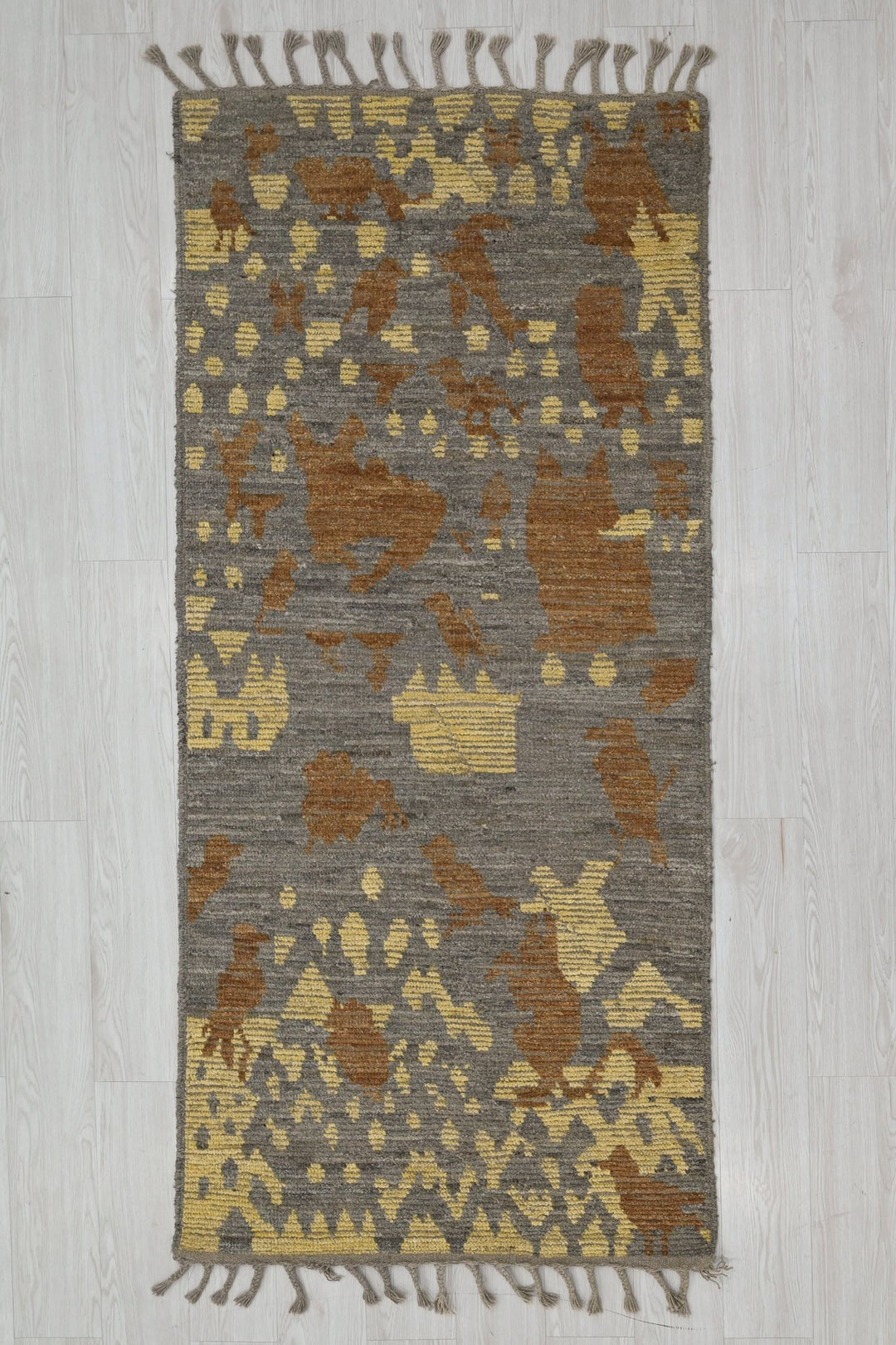 gray Medium rug 3' 0" x 6' 8"
