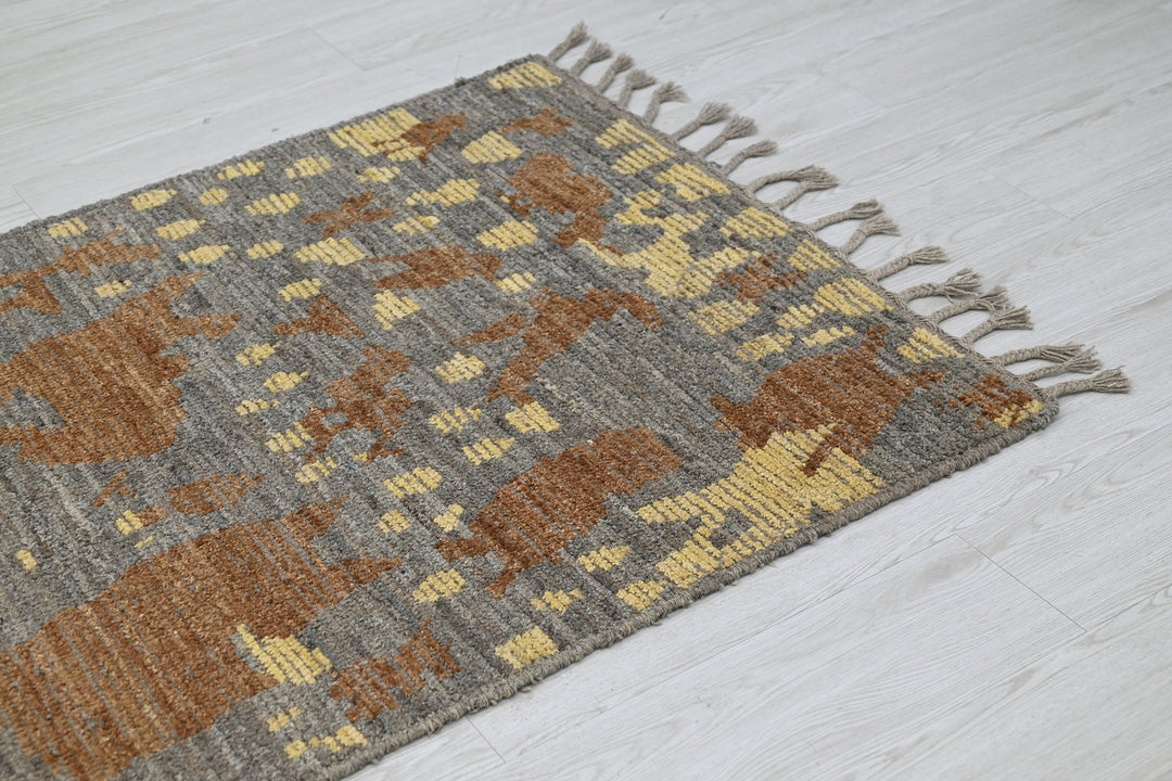 gray Medium rug 3' 0" x 6' 8"
