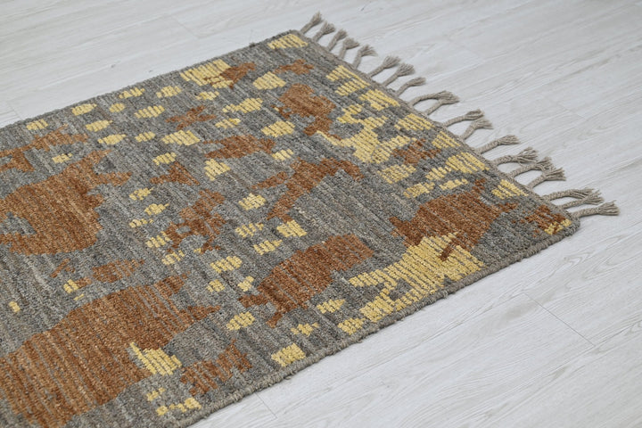 gray Medium rug 3' 0" x 6' 8"