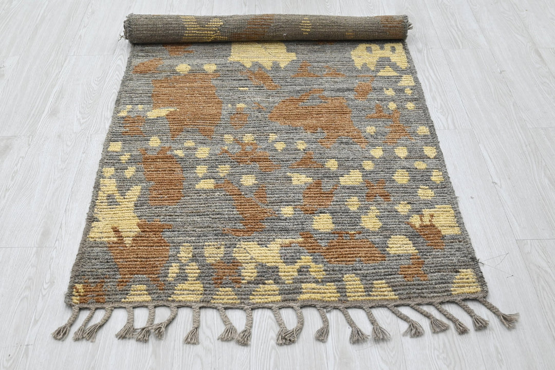 gray Medium rug 3' 0" x 6' 8"
