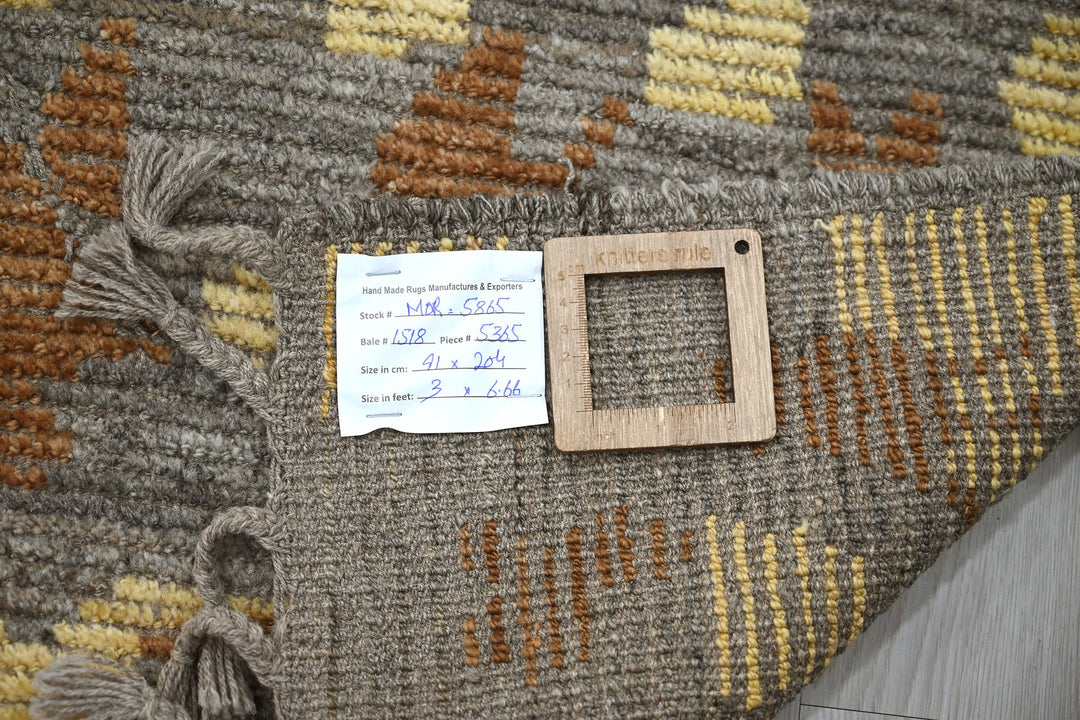 gray Medium rug 3' 0" x 6' 8"
