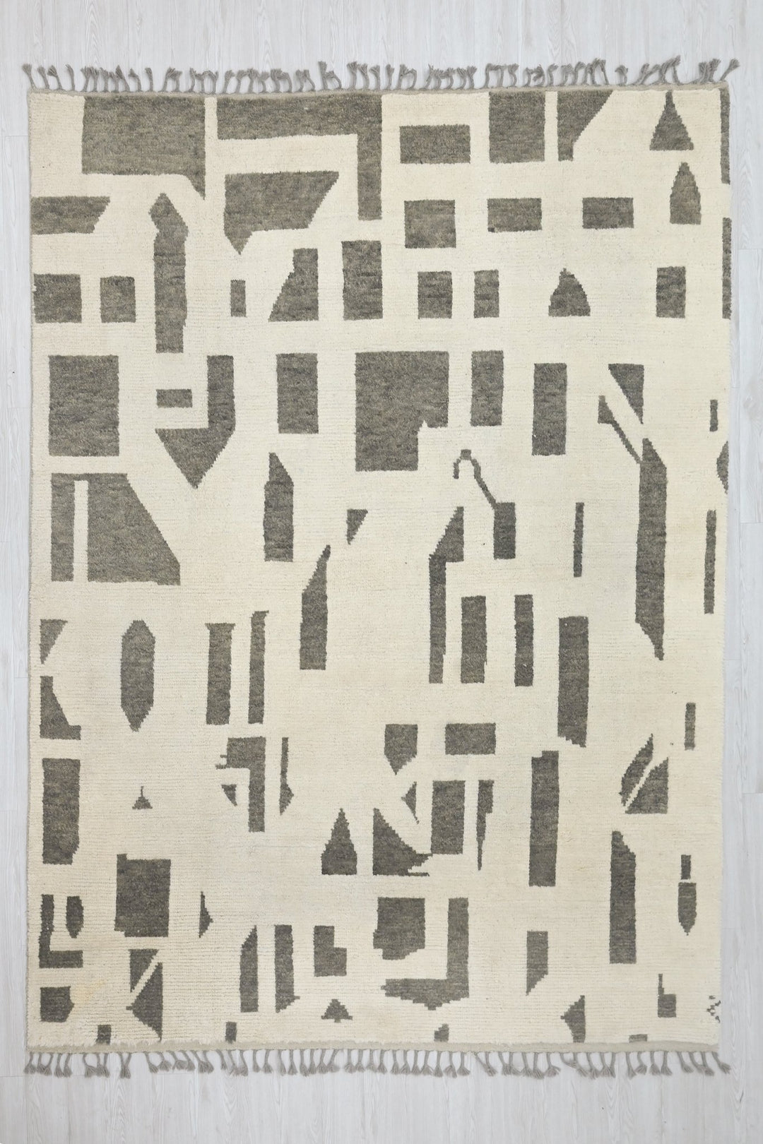 white Large rug 8' 1" x 10' 9"