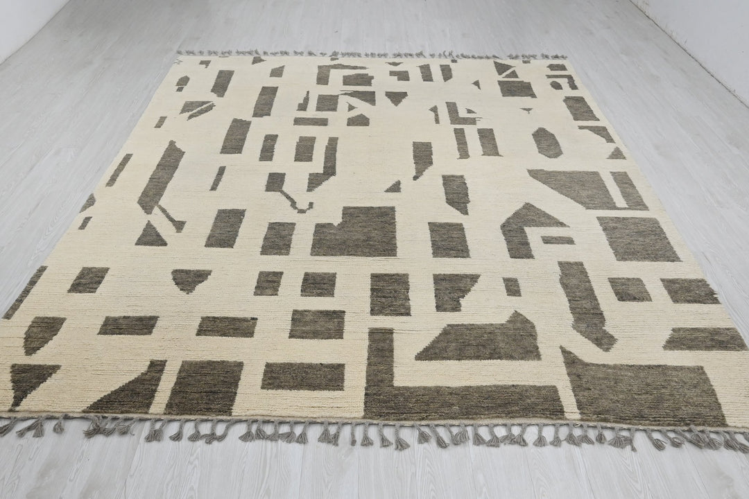 white Large rug 8' 1" x 10' 9"