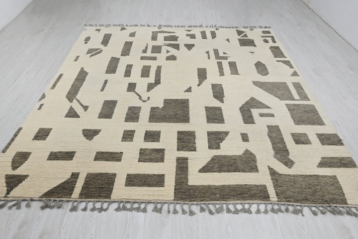 white Large rug 8' 1" x 10' 9"