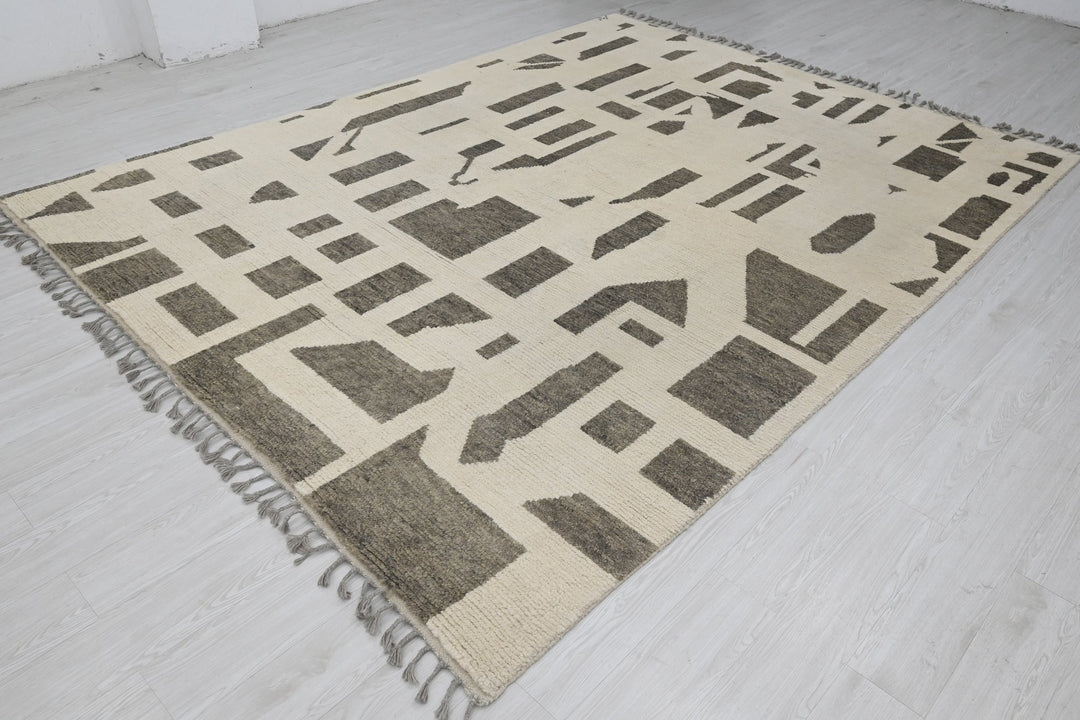 white Large rug 8' 1" x 10' 9"