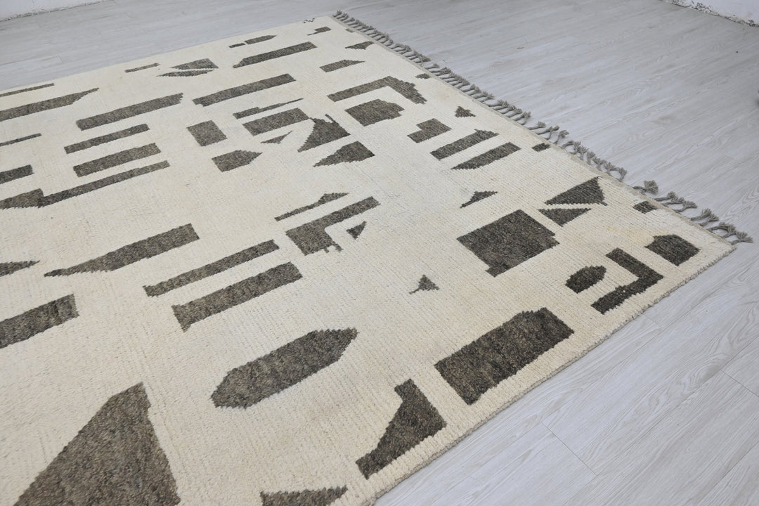 white Large rug 8' 1" x 10' 9"