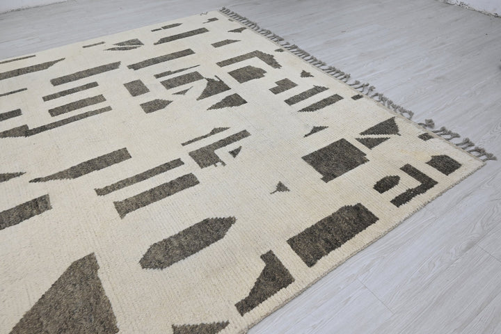 white Large rug 8' 1" x 10' 9"