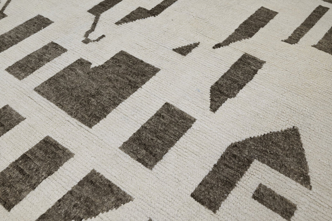 white Large rug 8' 1" x 10' 9"