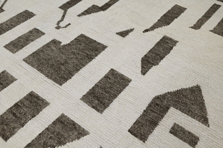 white Large rug 8' 1" x 10' 9"