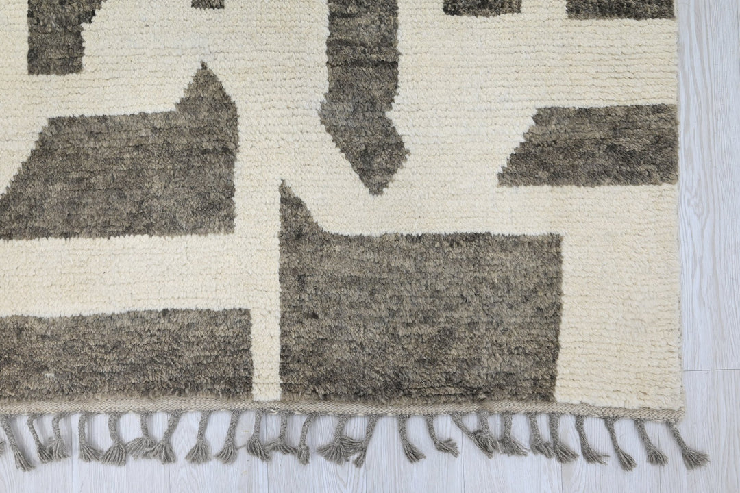 white Large rug 8' 1" x 10' 9"