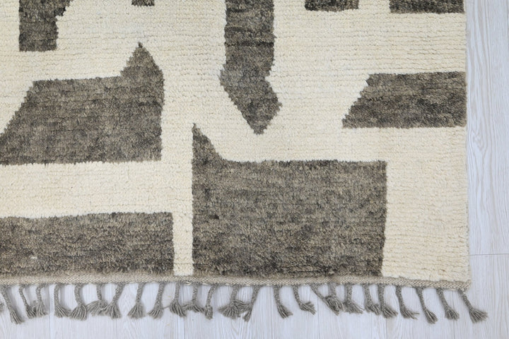 white Large rug 8' 1" x 10' 9"