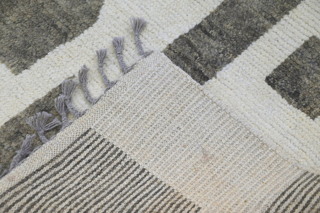 white Large rug 8' 1" x 10' 9"