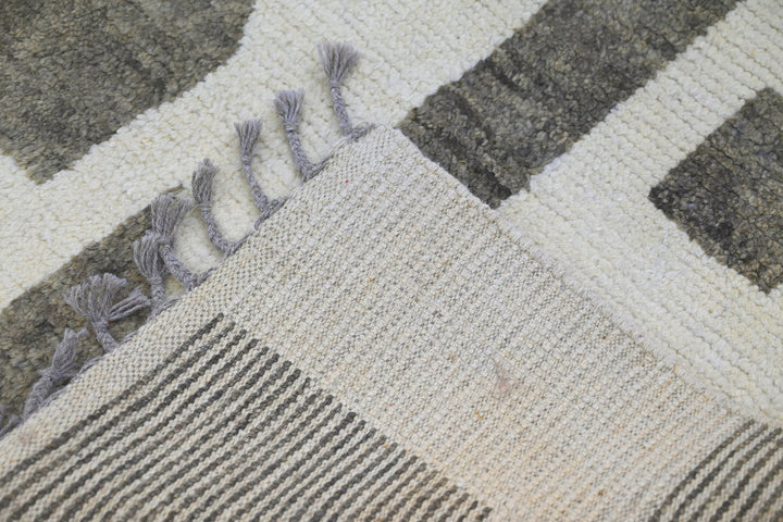 white Large rug 8' 1" x 10' 9"