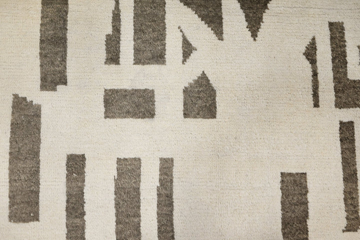 white Large rug 8' 1" x 10' 9"