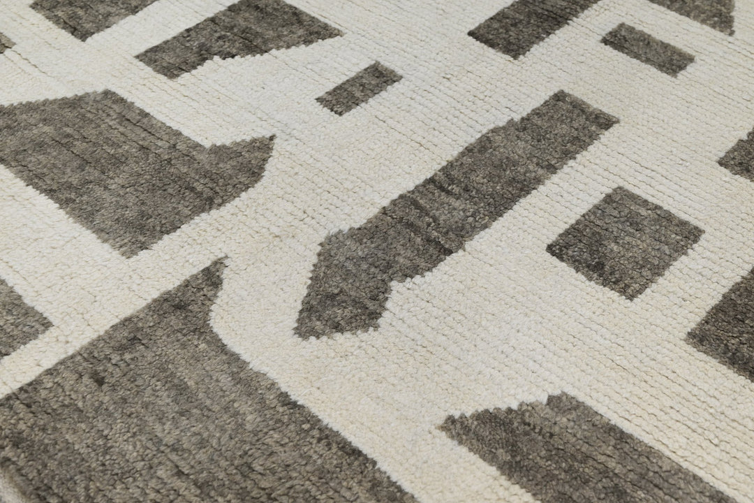 white Large rug 8' 1" x 10' 9"