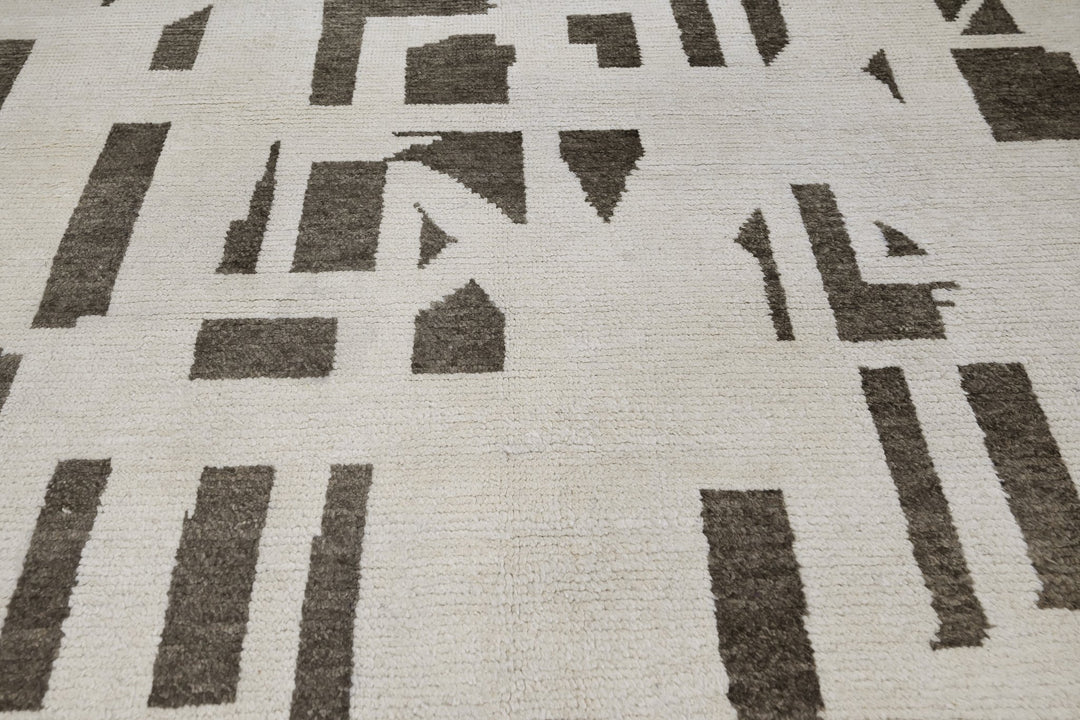 white Large rug 8' 1" x 10' 9"