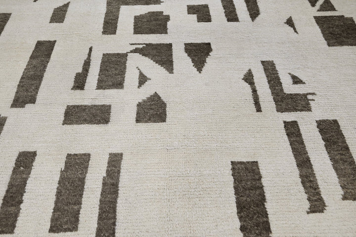 white Large rug 8' 1" x 10' 9"