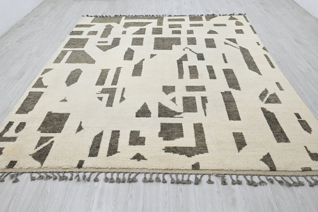 white Large rug 8' 1" x 10' 9"