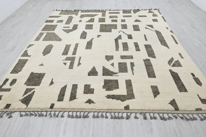 white Large rug 8' 1" x 10' 9"