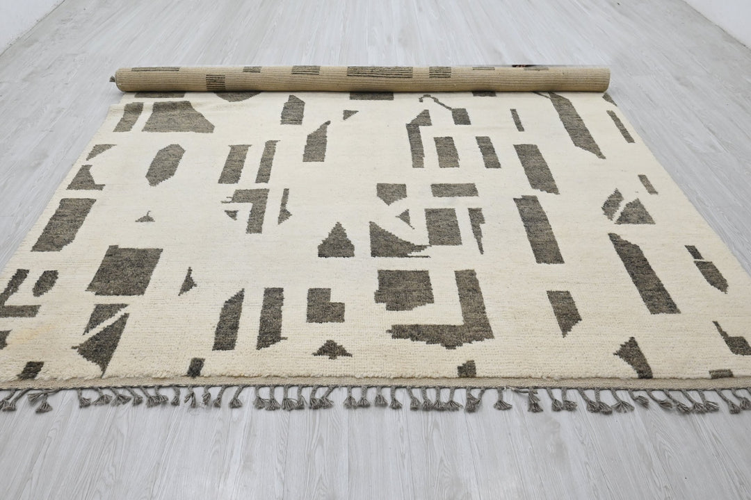 white Large rug 8' 1" x 10' 9"