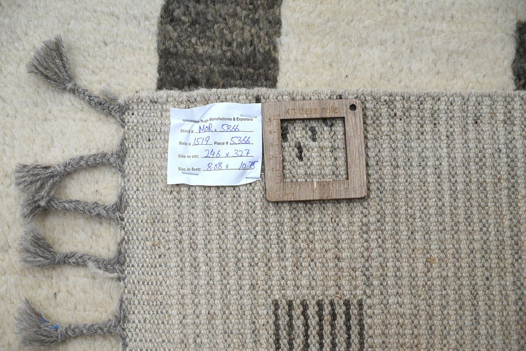 white Large rug 8' 1" x 10' 9"