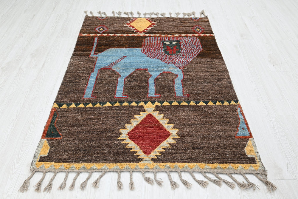 brown Accent rug 3' 9" x 5' 8"