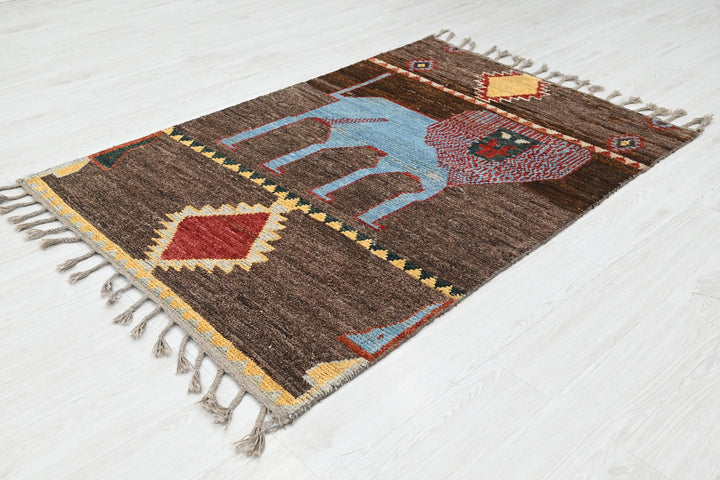 brown Accent rug 3' 9" x 5' 8"