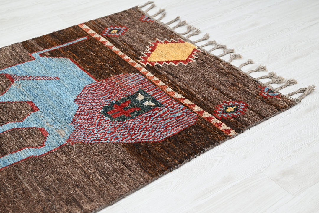 brown Accent rug 3' 9" x 5' 8"