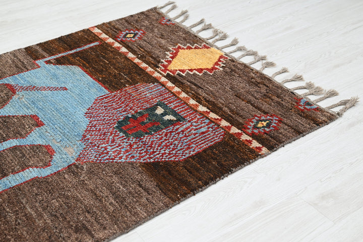 brown Accent rug 3' 9" x 5' 8"