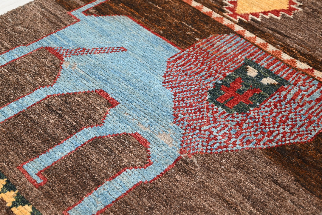brown Accent rug 3' 9" x 5' 8"