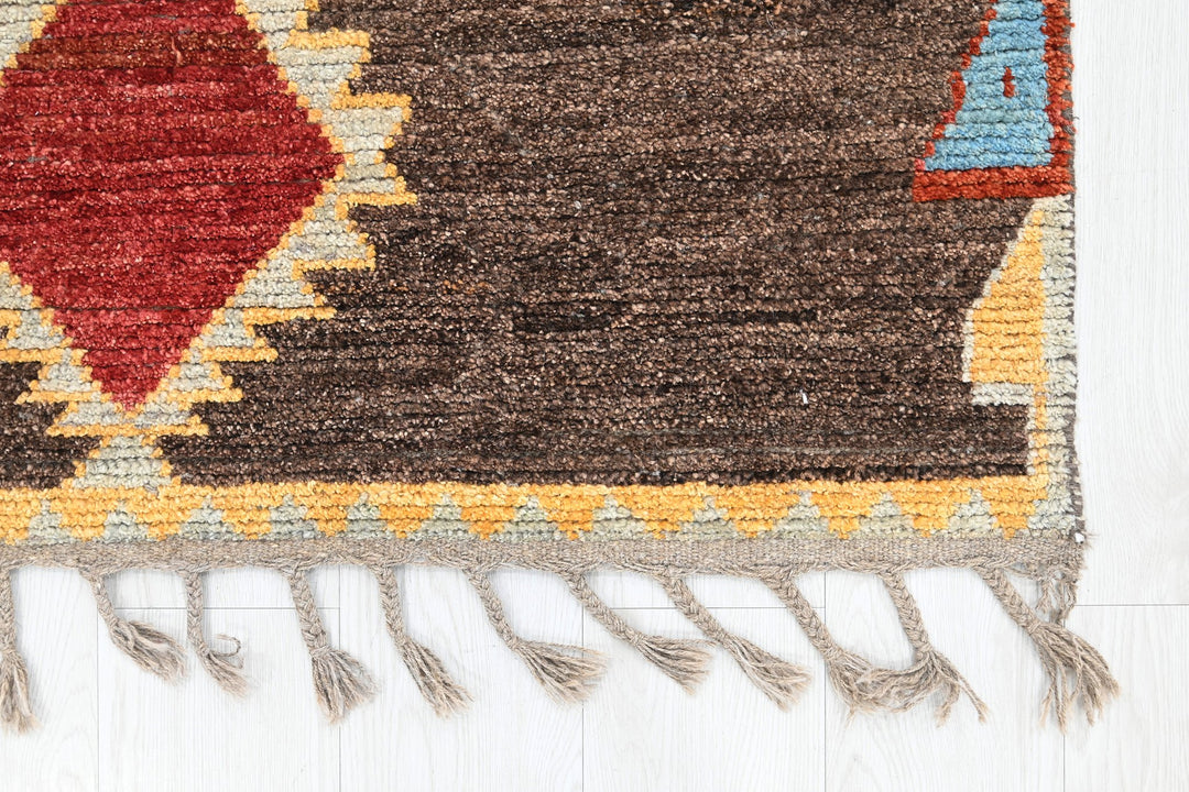 brown Accent rug 3' 9" x 5' 8"