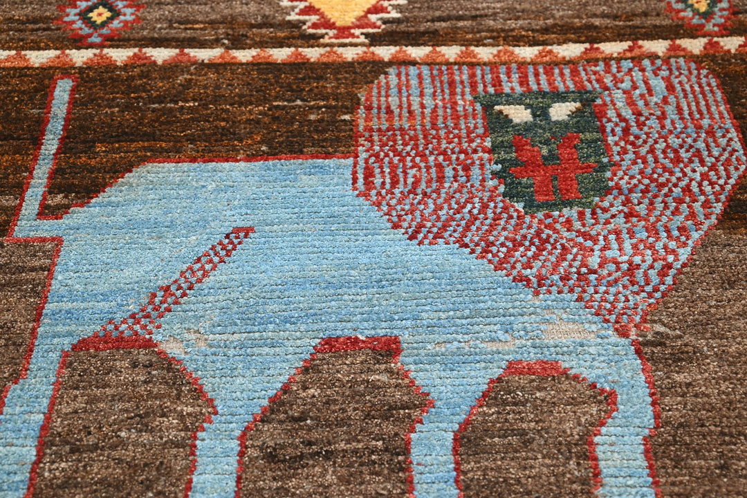 brown Accent rug 3' 9" x 5' 8"
