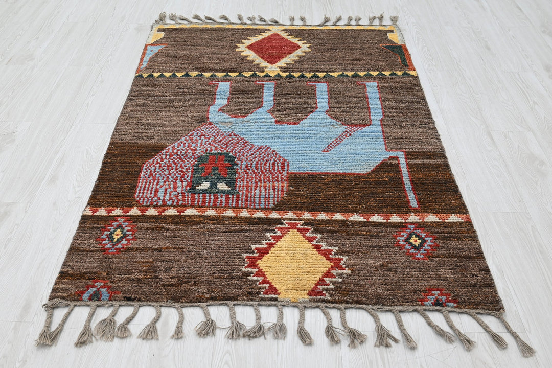 brown Accent rug 3' 9" x 5' 8"