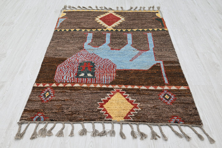 brown Accent rug 3' 9" x 5' 8"
