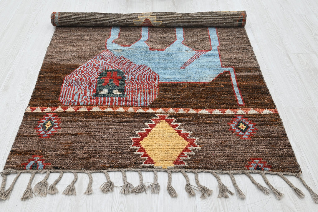 brown Accent rug 3' 9" x 5' 8"