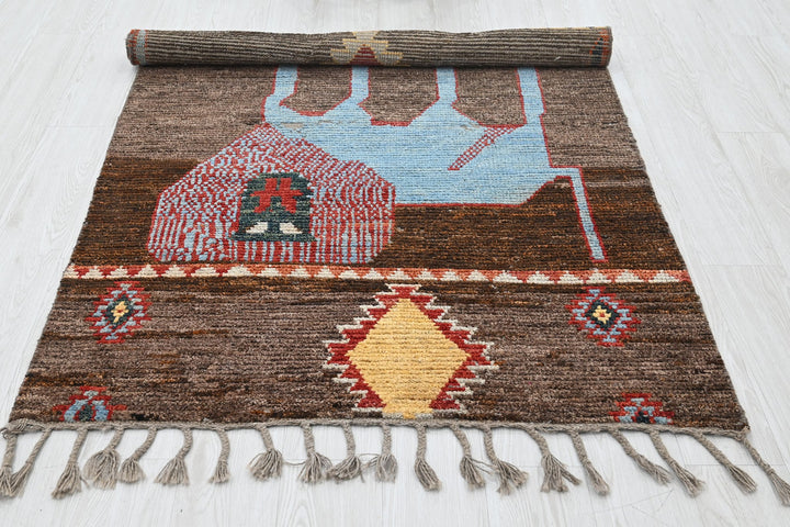 brown Accent rug 3' 9" x 5' 8"
