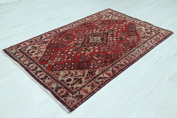 red Accent rug 4' 0" x 6' 3"
