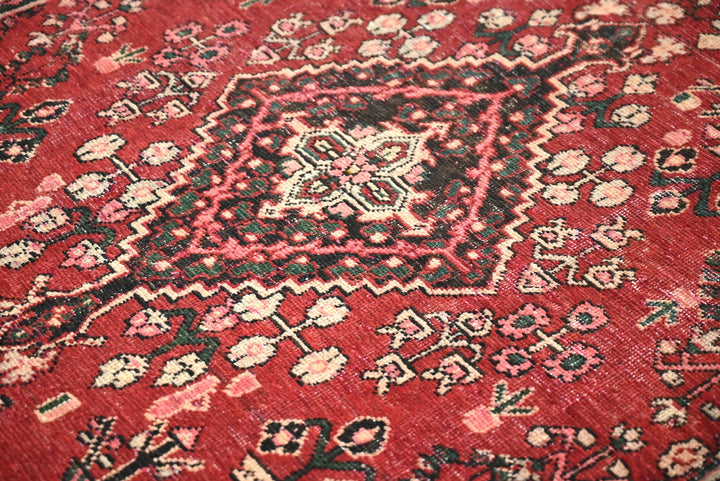 red Accent rug 4' 0" x 6' 3"