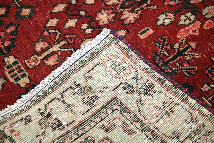 red Accent rug 4' 0" x 6' 3"
