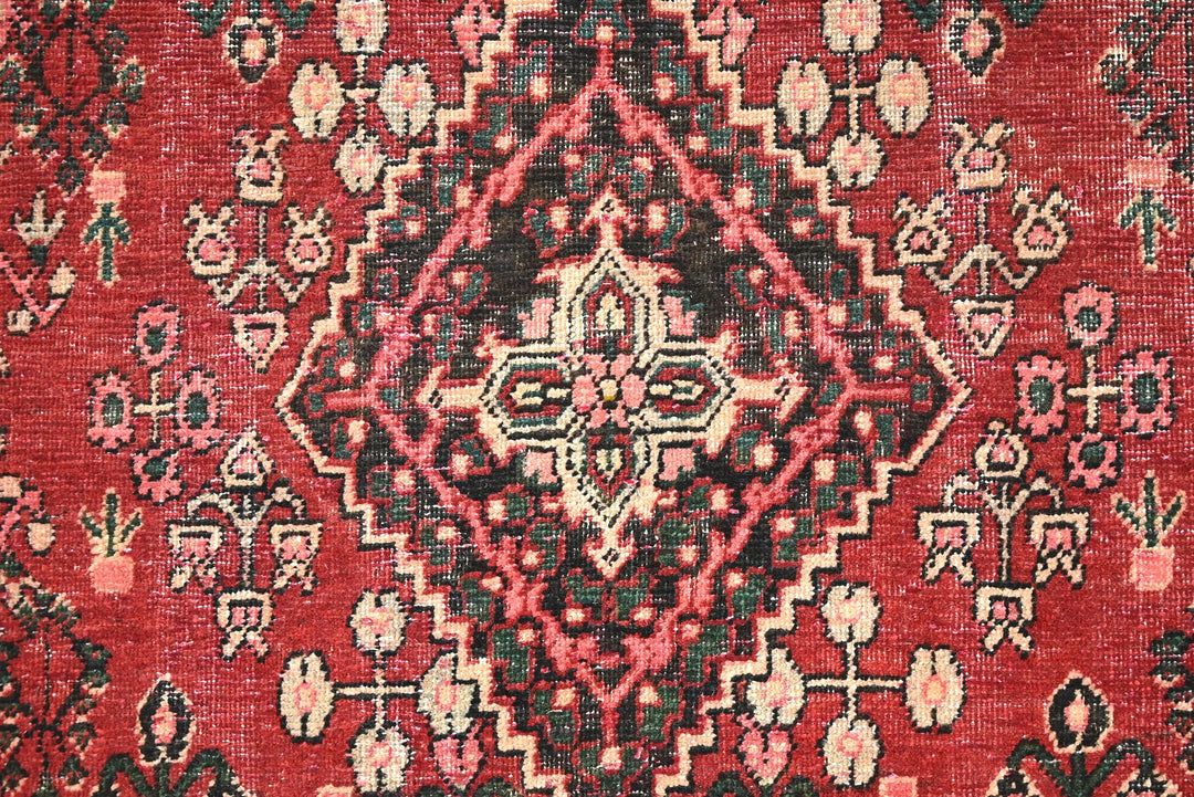 red Accent rug 4' 0" x 6' 3"